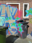 829581 Detail van een grotere graffiti op de voordeur van een leegstaand pand aan de even zijde van de Aardbeistraat te ...